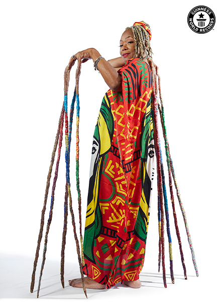 Diana Armstrong : First Female with the Longest Fingernails Ever in the World