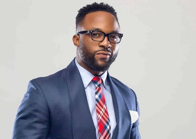 Nigerians React as Singer, Iyanya Pushes Fan Off Stage in Anambra